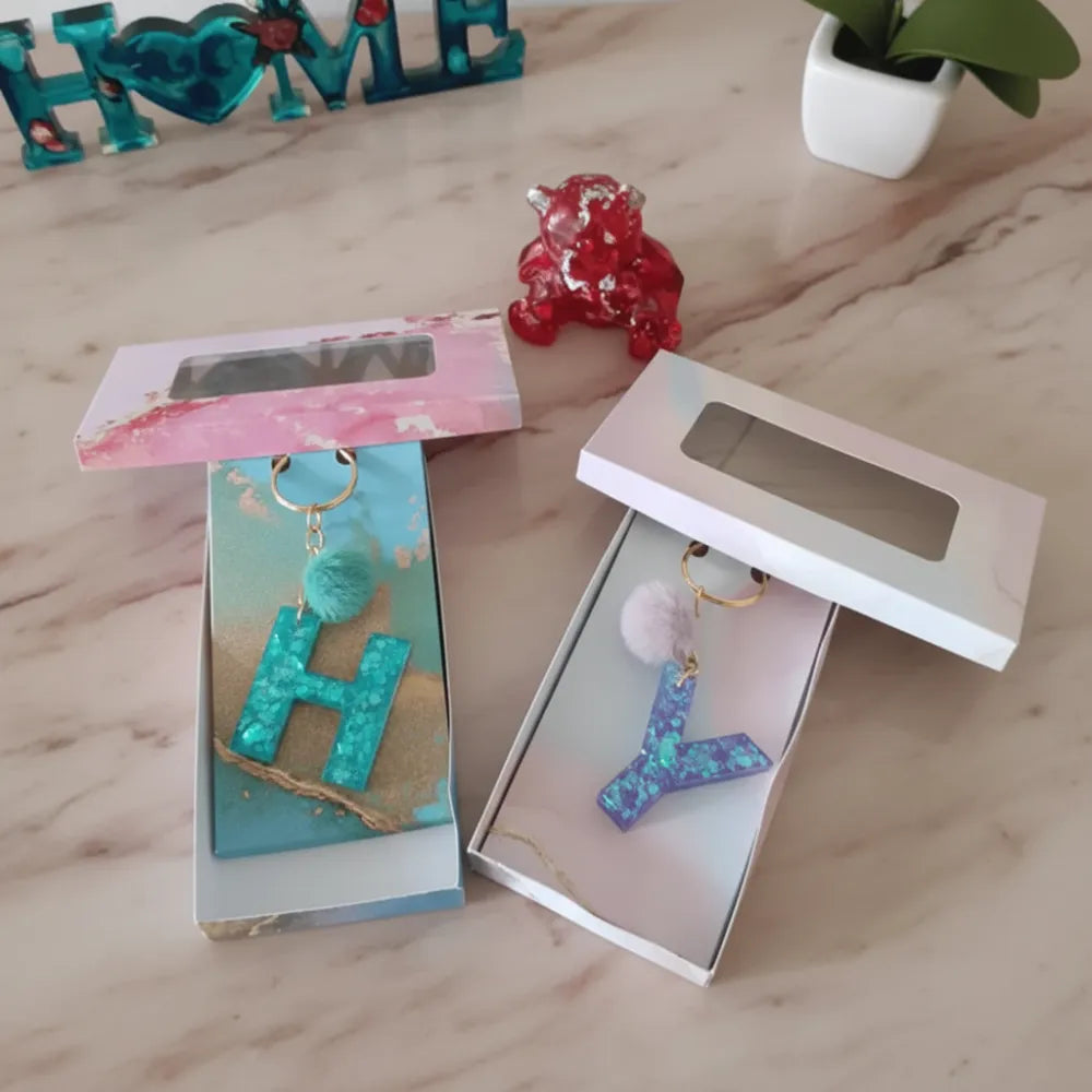 Porte-clés initiaux en résine H et Y présentés dans leurs boîtes cadeaux – cadeau personnalisé fait main – Les Créations des A