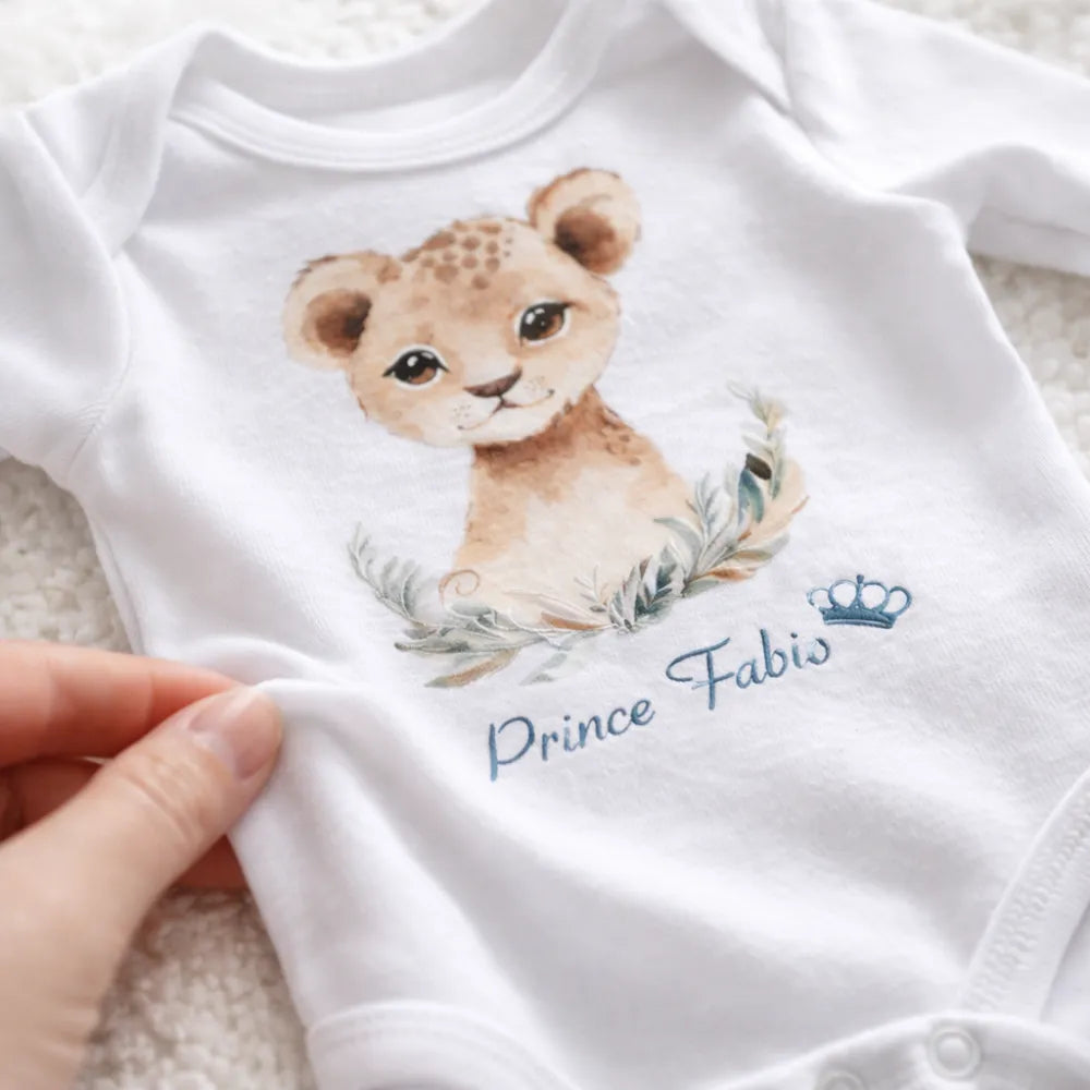 Détail body bébé personnalisé avec motif lionceau et prénom Fabio, tissu doux et impression de qualité - Les Créations des A