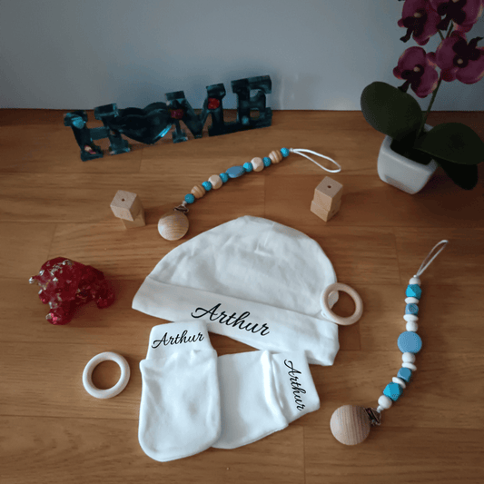 Bonnet et moufles personnalisée – cadeau naissance original – Les Créations des A