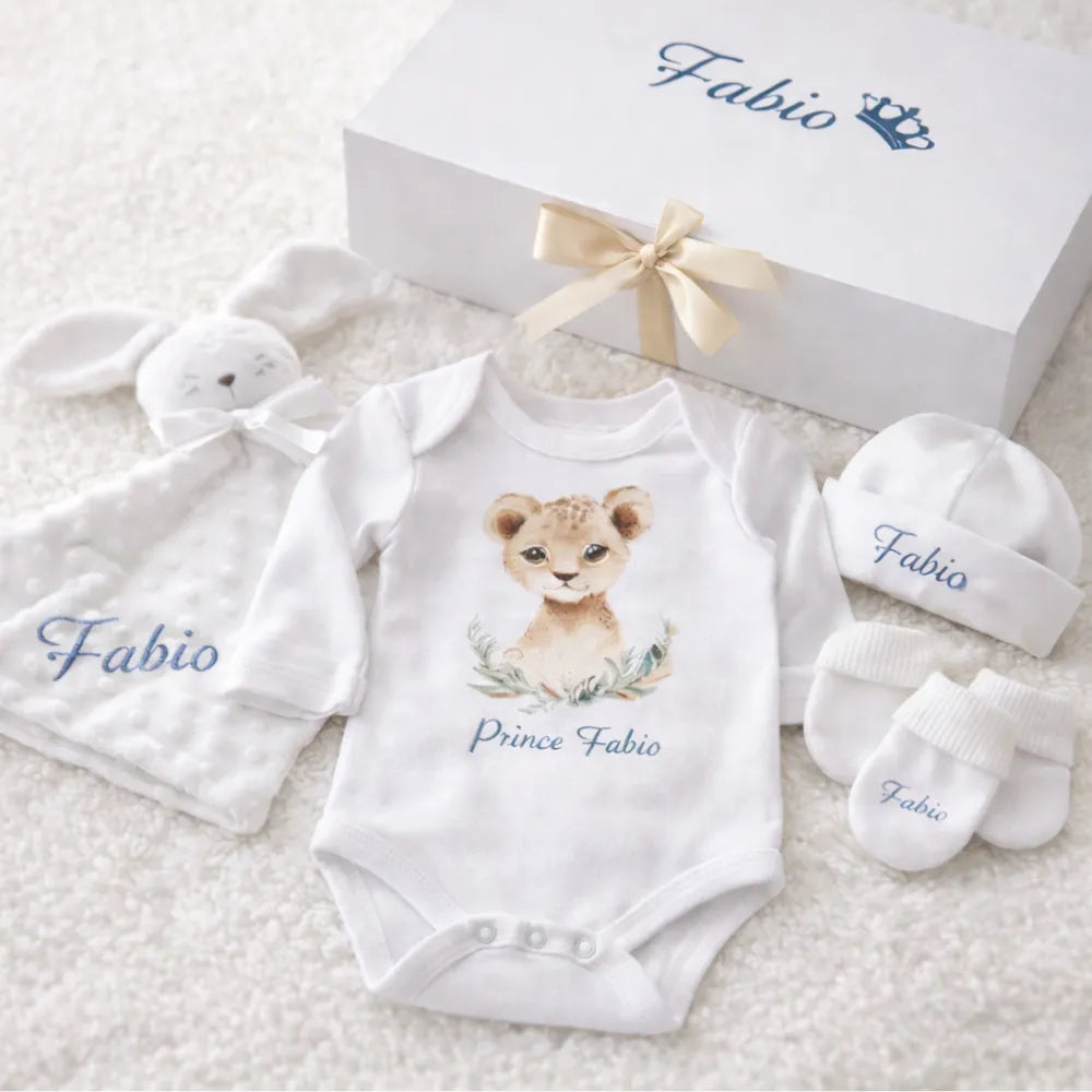 Coffret naissance personnalisé pour bébé avec body prénom Fabio, doudou lapin, bonnet, moufles et chaussons dans une boîte cadeau élégante - Les Créations des A