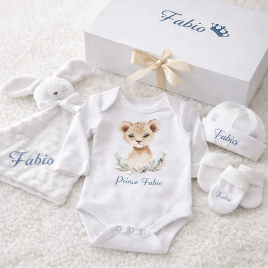 Coffret naissance personnalisé pour bébé avec body prénom Fabio, doudou lapin, bonnet, moufles et chaussons dans une boîte cadeau élégante - Les Créations des A
