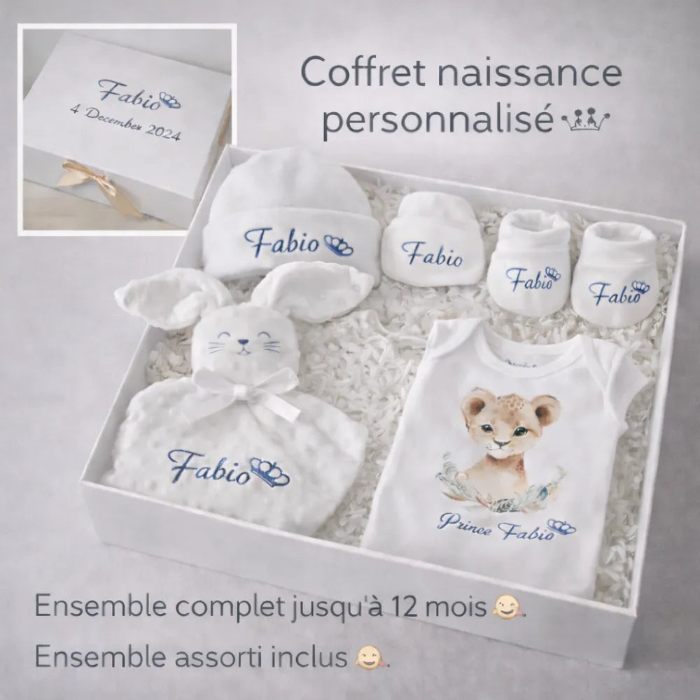 Coffret naissance personnalisé bébé avec prénom Fabio comprenant body, doudou, bonnet, moufles et chaussons dans une boîte cadeau - Les Créations des A