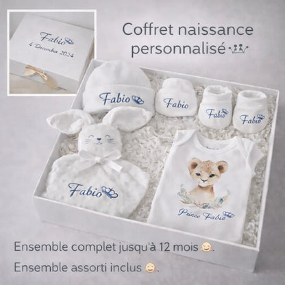 Coffret naissance personnalisé bébé avec prénom Fabio comprenant body, doudou, bonnet, moufles et chaussons dans une boîte cadeau - Les Créations des A