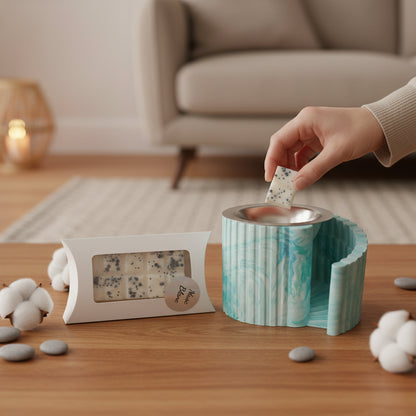Fondant parfumé artisanal Musc Blanc déposé dans un brûle-parfum artisanal en jesmonite, ambiance salon épurée - Les Créations des A