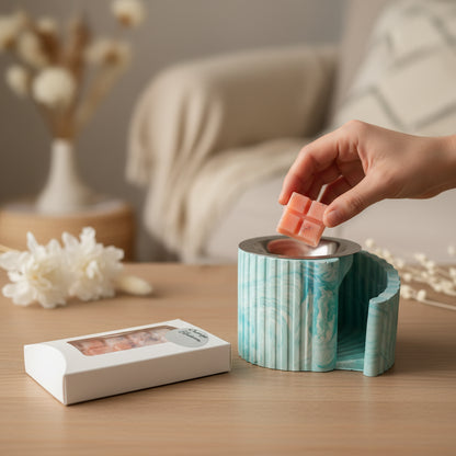Fondant parfumé artisanal Orange Blossom utilisé dans un brûle-parfum artisanal en jesmonite turquoise, décoration intérieure - Les Créations des A