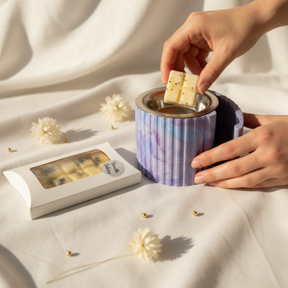 Fondant parfumé Vanille Solaire déposé dans un brûle-parfum artisanal en jesmonite, ambiance cosy maison - Les Créations des A