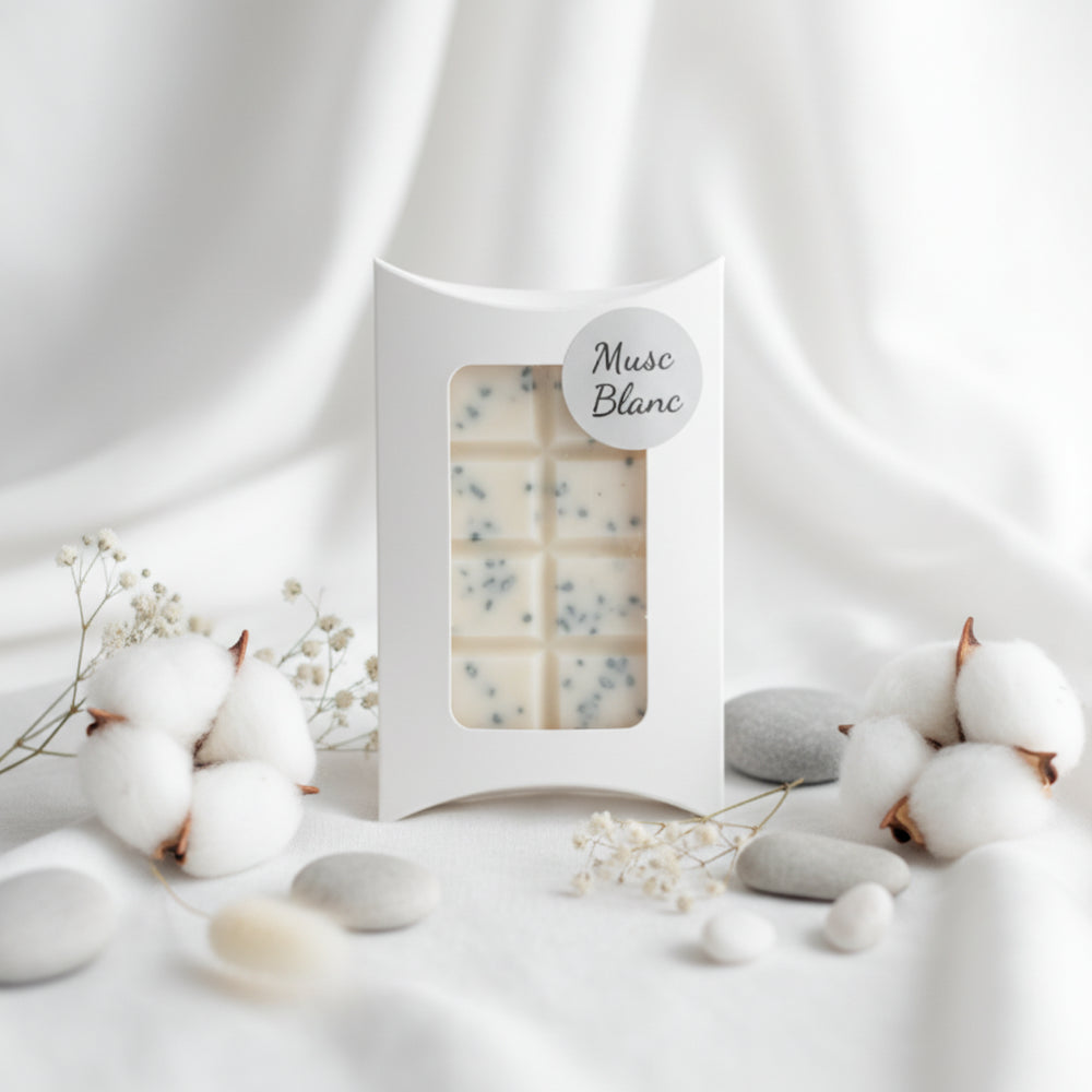 Fondant parfumé artisanal Musc Blanc dans sa boîte blanche avec fenêtre transparente, fabriqué en France - Les Créations des A