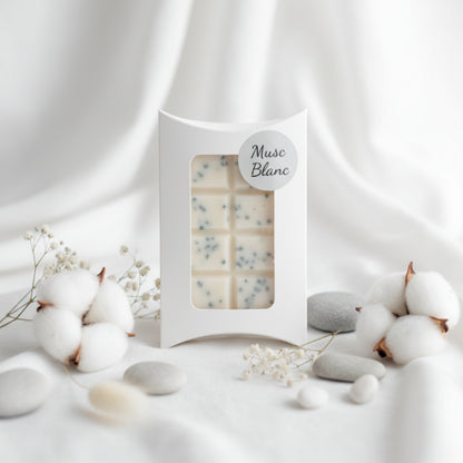 Fondant parfumé artisanal Musc Blanc dans sa boîte blanche avec fenêtre transparente, fabriqué en France - Les Créations des A