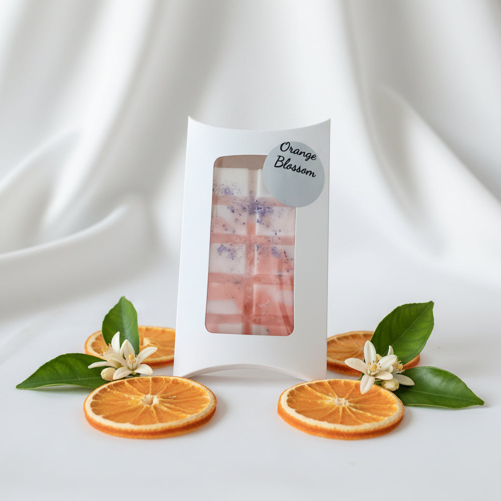 Fondant parfumé artisanal Orange Blossom dans sa boîte blanche avec fenêtre transparente, fabriqué en France - Les Créations des A