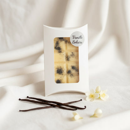 Fondant parfumé artisanal Vanille Solaire dans sa boîte blanche avec fenêtre transparente - Fabriqué à la main - Les Créations des A