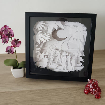 Shadow box lumineuse artisanale inspirée d'un univers de pirates. Décor multicouche représentant un équipage d'aventuriers, un grand navire et un paysage tropical avec éclairage LED - Les Créations des A