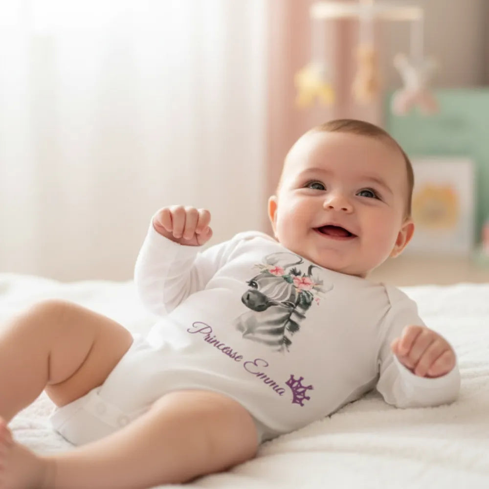 Bébé souriant en body personnalisé imprimé zèbre – cadeau naissance fait main - Les Créations des A