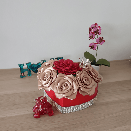Boîte Cœur garnie " Roses en satin & Dahlia"