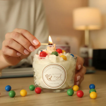 Bougie bubble gum allumée avec bonbons colorés, ambiance lumineuse et chaleureuse - Les Créations des A
