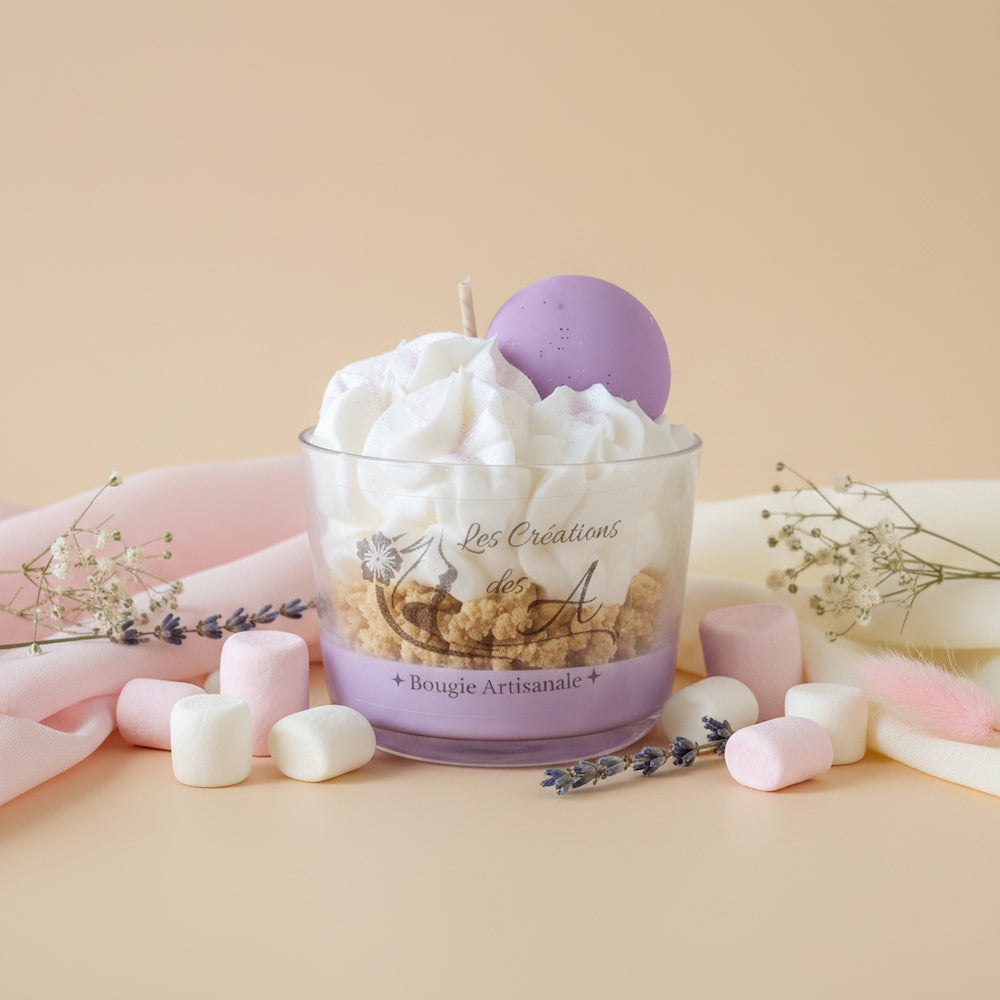 Bougie artisanale Fleur de Guimauve Les Créations des A – cire violette, chantilly et macaron violet, crumble jaune miel