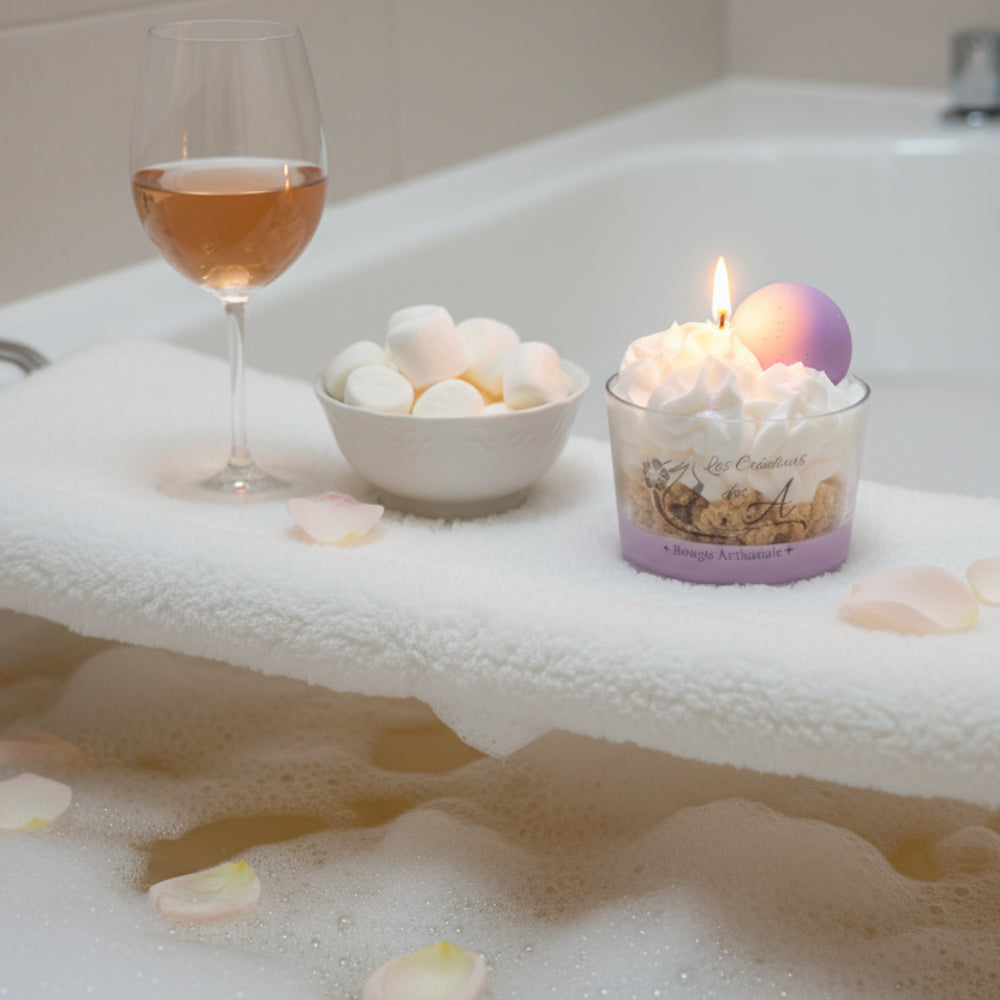 Bougie parfumée Fleur de Guimauve Les Créations des A sur un plateau de bain, ambiance cocooning et self-care