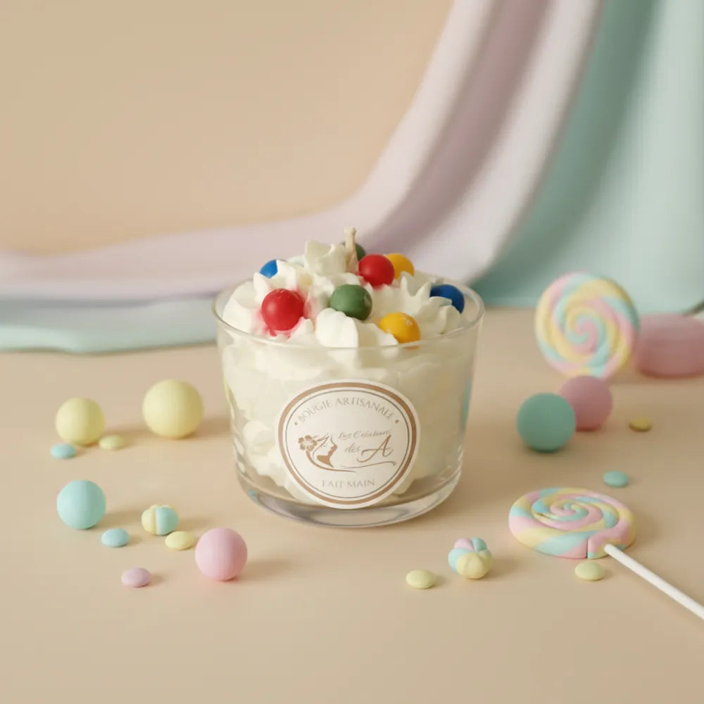 Bougie fondant parfumée bubble gum entourée de bonbons colorés sur fond pastel doux - Les Créations des A