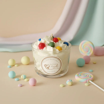 Bougie fondant parfumée bubble gum entourée de bonbons colorés sur fond pastel doux - Les Créations des A