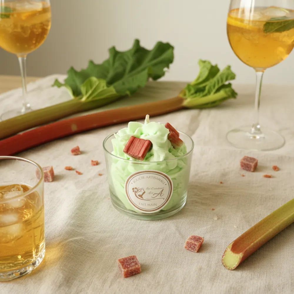 Bougie fondant parfumée spritz rhubarbe présentée avec un verre de spritz et tiges de rhubarbe fraîche - Les Créations des A