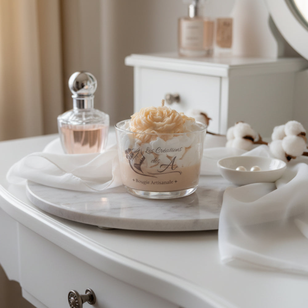 Bougie parfumée Musc Blanc Les Créations des A sur coiffeuse boudoir, soie blanche et flacon de parfum