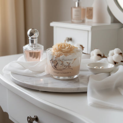 Bougie parfumée Musc Blanc Les Créations des A sur coiffeuse boudoir, soie blanche et flacon de parfum