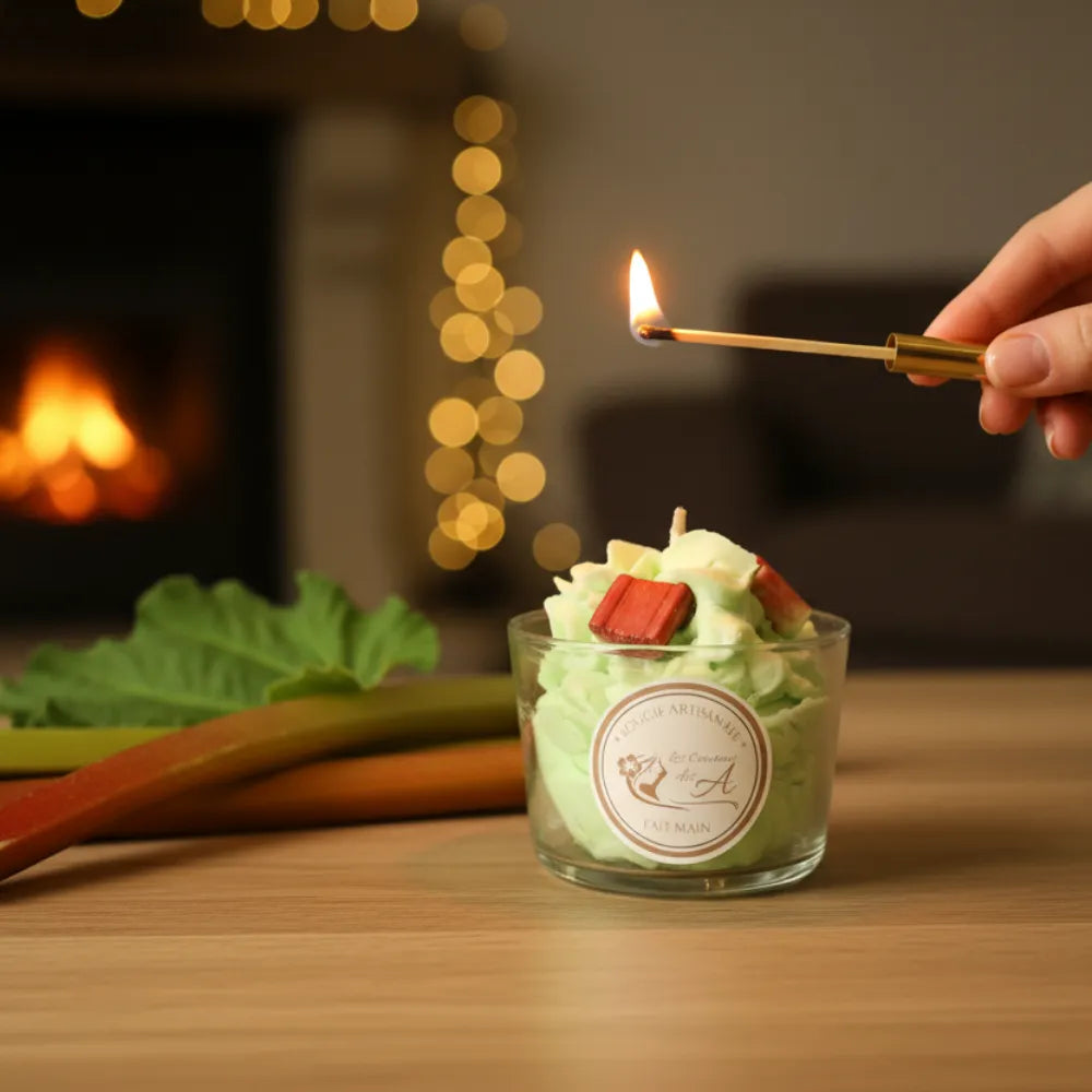 Bougie spritz rhubarbe en cours d'allumage, ambiance chaleureuse et cosy - Les Créations des A