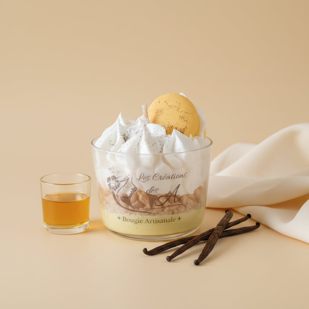 ougie artisanale Vanille Solaire Les Créations des A – cire sculptée chantilly et macaron dorée, fond beige