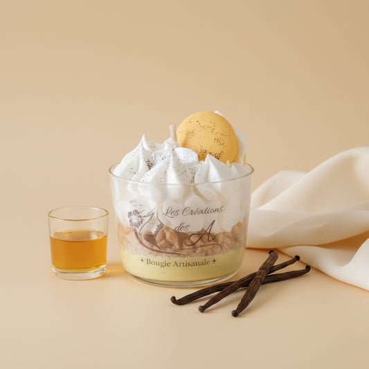 ougie artisanale Vanille Solaire Les Créations des A – cire sculptée chantilly et macaron dorée, fond beige