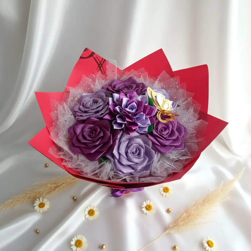 Bouquet de roses en satin violet et lavande avec papillon doré, emballage rouge, cadeau luxe éternel - Les Créations des A