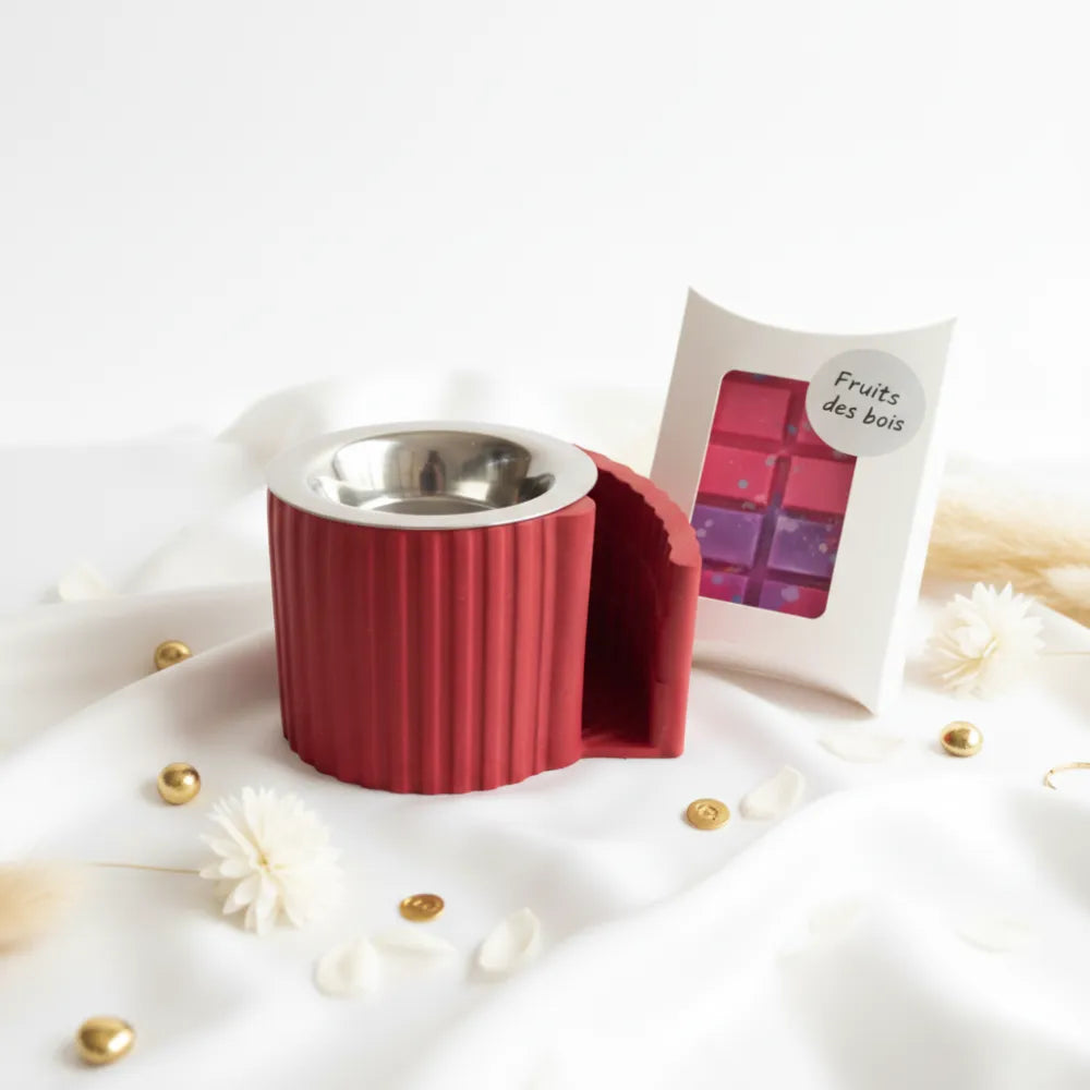 Brûle-parfum escalier en jesmonite bordeaux avec tablette de fondants parfumés Fruits des bois rose et violet, fleurs séchées et étoiles dorées fond blanc - Les Créations des A