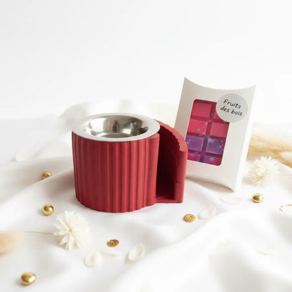 Brûle-parfum escalier en jesmonite bordeaux avec tablette de fondants parfumés Fruits des bois rose et violet, fleurs séchées et étoiles dorées fond blanc - Les Créations des A