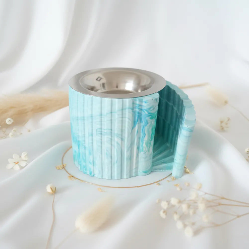 Brûle-parfum escalier en jesmonite marbré turquoise et bleu avec coupelle inox, détail texture cannelée, fond blanc lumineux - Les Créations des A