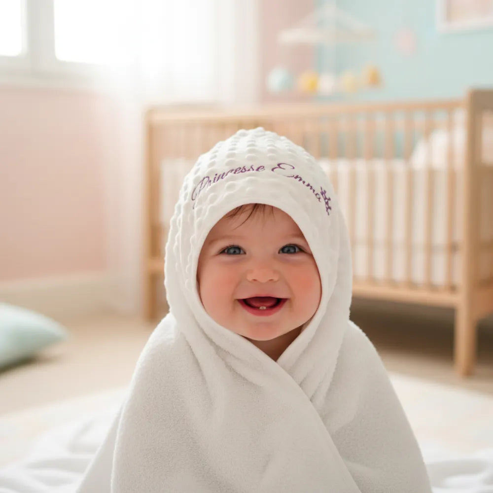  Cape de bain bébé personnalisée portée par un nouveau-né – cadeau naissance fait main - Les Créatons des A