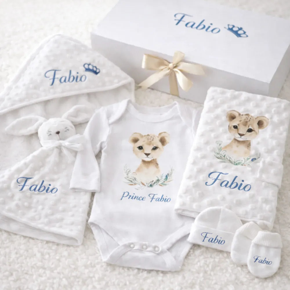 coffret naissance personnalisé bébé garçon avec body lionceau bonnet moufles chaussons doudou cape de bain et protège carnet de santé prénom Fabio - Les Créations des A