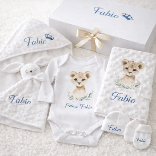 coffret naissance personnalisé bébé garçon avec body lionceau bonnet moufles chaussons doudou cape de bain et protège carnet de santé prénom Fabio - Les Créations des A