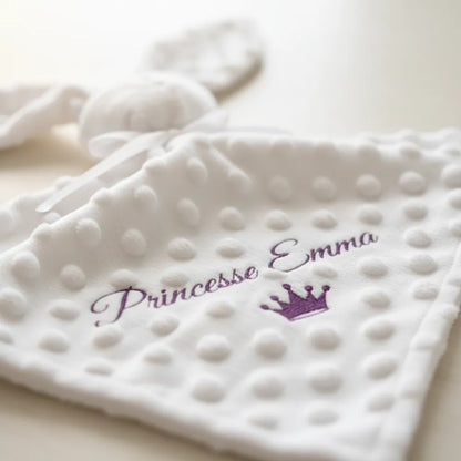 Détail personnalisation prénom Princesse Emma sur doudou lapin bébé personnalisé – création artisanale - Les Créations des A