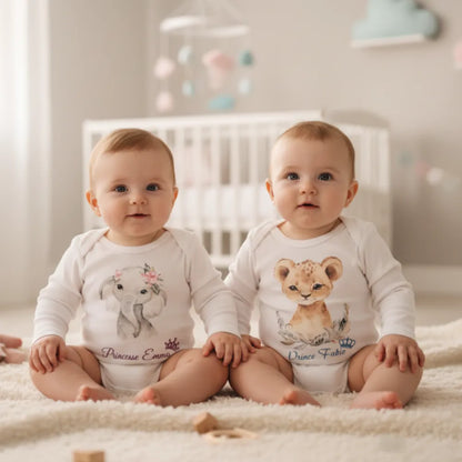 Deux bébés habillés en bodies personnalisés – cadeau naissance fait main - Les Créations des A