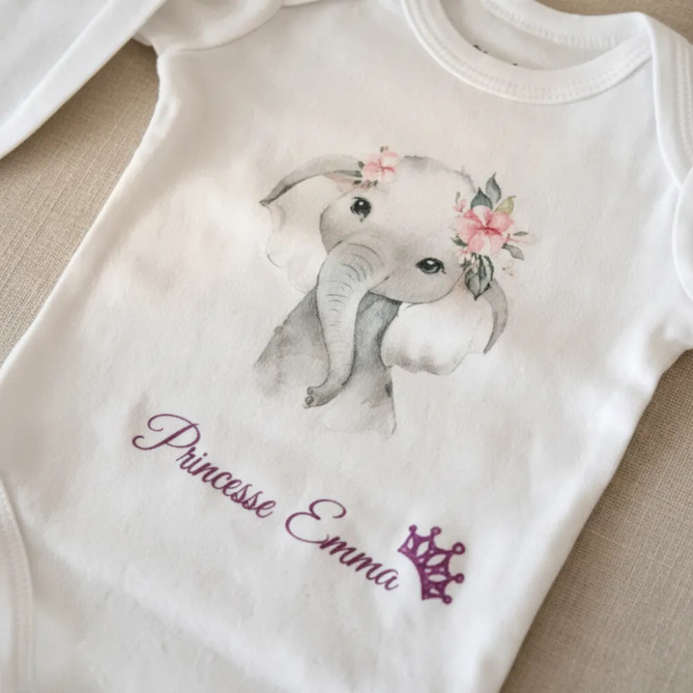 Détail personnalisation prénom Princesse Emma sur body bébé personnalisé – création artisanale - Les Créations des A