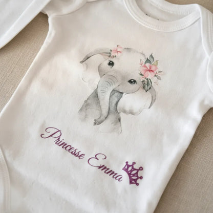 Détail personnalisation prénom Princesse Emma sur body bébé personnalisé – création artisanale - Les Créations des A