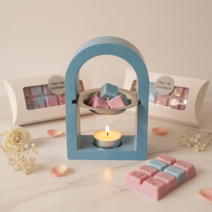 Fondant parfumé Fleur de Guimauve en cours d'utilisation dans un brûle-parfum artisanal en jesmonite – ambiance cosy maison - Les Créations des A