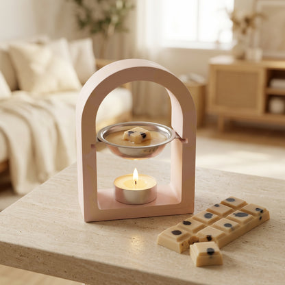  Fondants parfumés Cookie Chocolat en cours de fonte dans un brûle-parfum arche rose en jesmonite, avec une tablette beige aux inclusions brunes à côté - Les Créations des A
