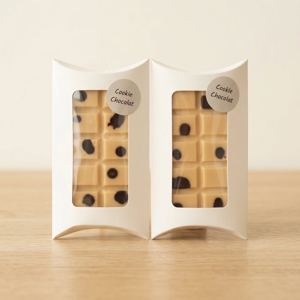 Deux boîtes blanches de fondants parfumés Cookie Chocolat, avec des tablettes de cire beige aux inclusions brunes visibles à travers les fenêtres - Les Créations des A