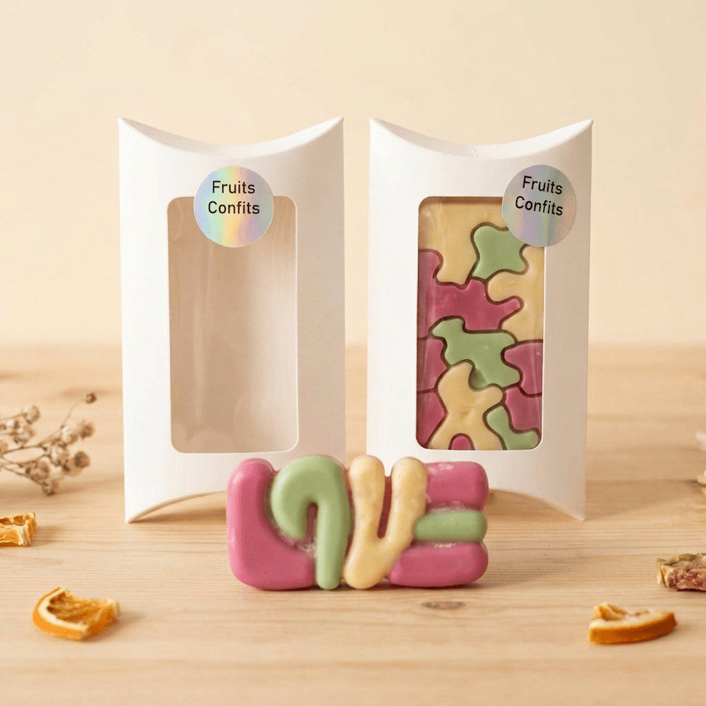 Fondants parfumés Fruits Confits multicolores en forme de puzzle et de love présentés dans leur boîte blanche à fenêtre - Les Créations des A