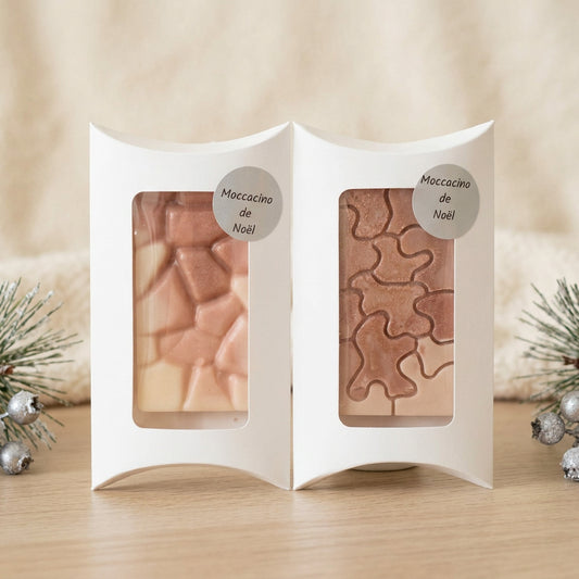 Deux boîtes blanches de fondants parfumés Moccacino de Noël, présentant les modèles géométrique et puzzle dans des tons rosés et crème - Les Créations des A