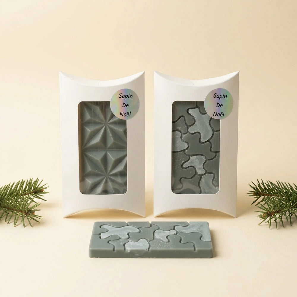 Fondants parfumés Sapin de Noël en cire vert sauge présentés dans deux boîtes blanches avec fenêtre et un fondant puzzle posé devant - Les Créations des A