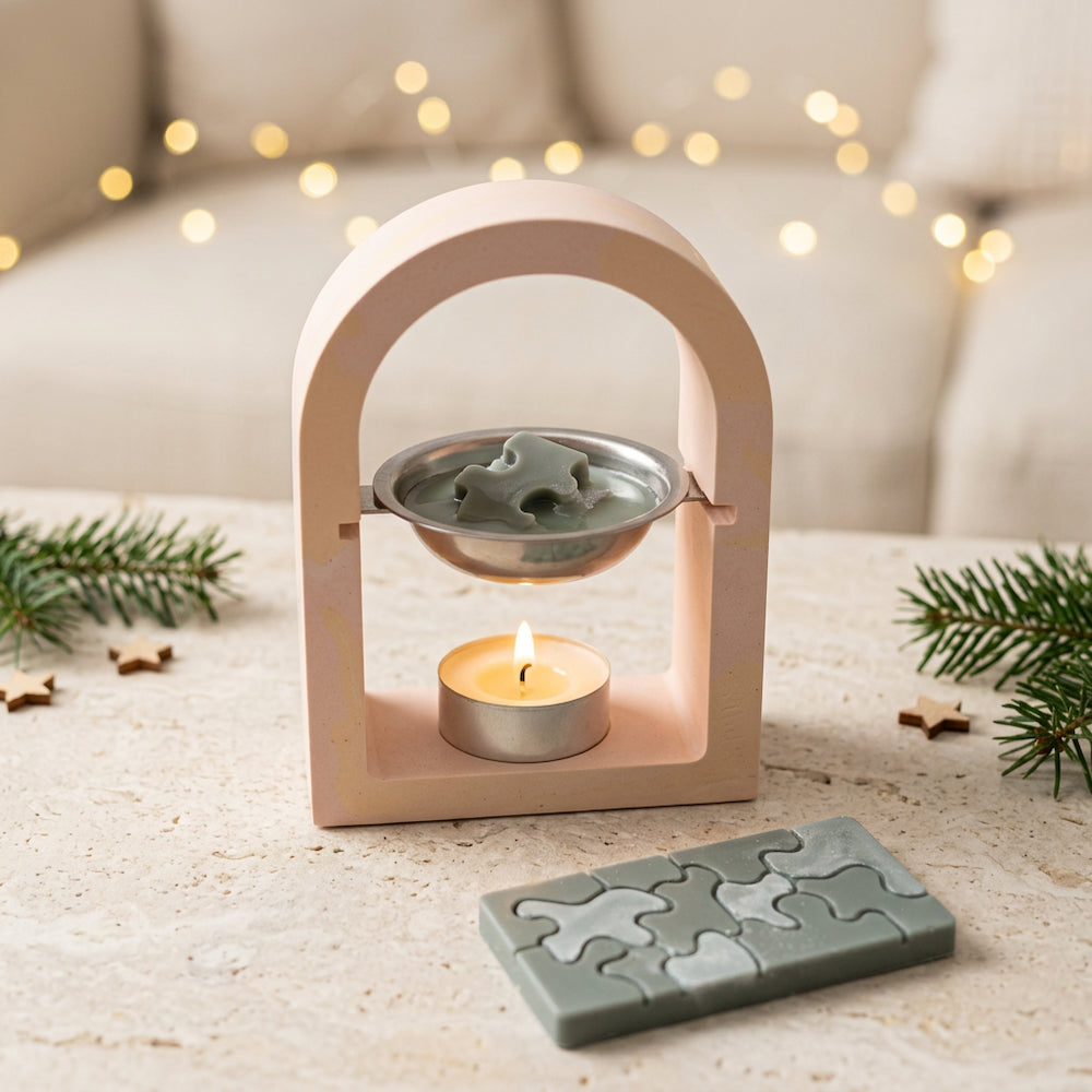 Fondants parfumés Sapin de Noël en forme de puzzle dans un brûle-parfum arche rose avec bougie chauffe-plat allumée - Les Créations des A