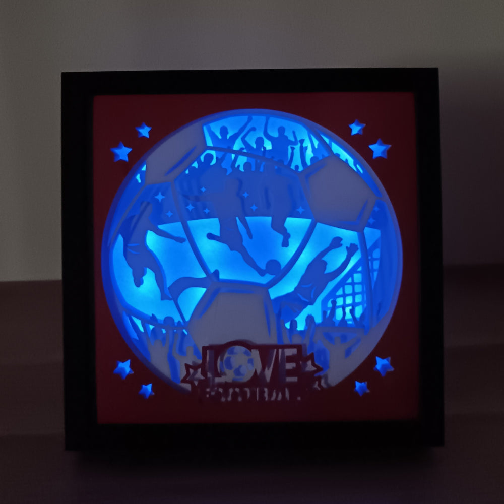 Shadow box lumineuse univers football avec ballon, stade et décor sportif en papier découpé effet 3D - Les Créations des A