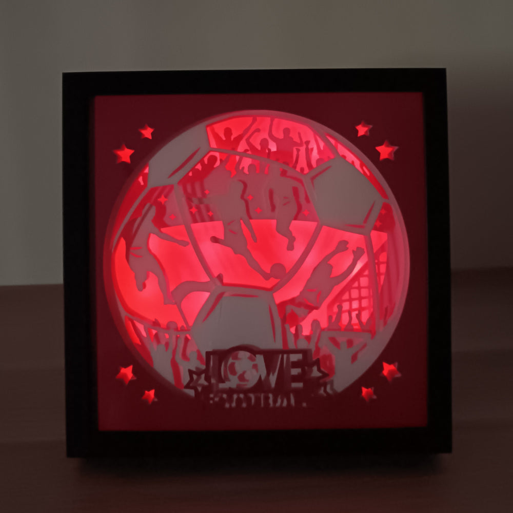 Shadow box lumineuse univers football avec ballon, stade et décor sportif en papier découpé effet 3D - Les Créations des A