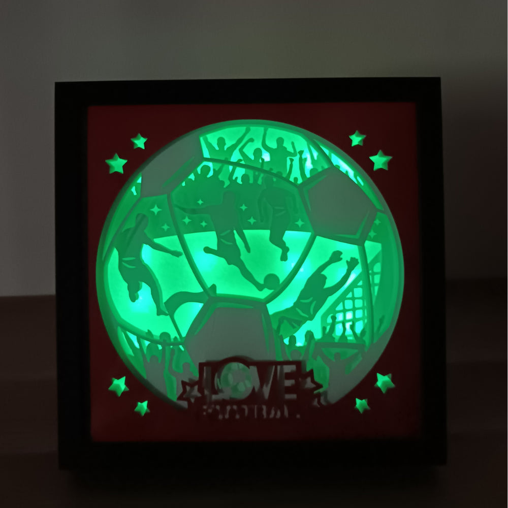 Shadow box lumineuse univers football avec ballon, stade et décor sportif en papier découpé effet 3D - Les Créations des A