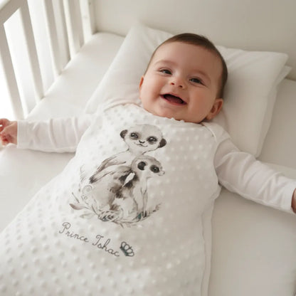 Bébé souriant dans sa gigoteuse personnalisée minky – cadeau naissance fait main - Les Créations des A